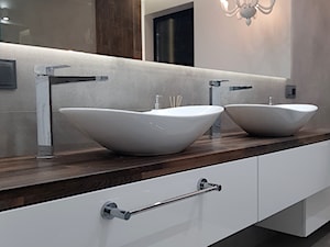 Meble łazienkowe - Średnia bez okna z lustrem z dwoma umywalkami łazienka - zdjęcie od Projekt-Kuchnie