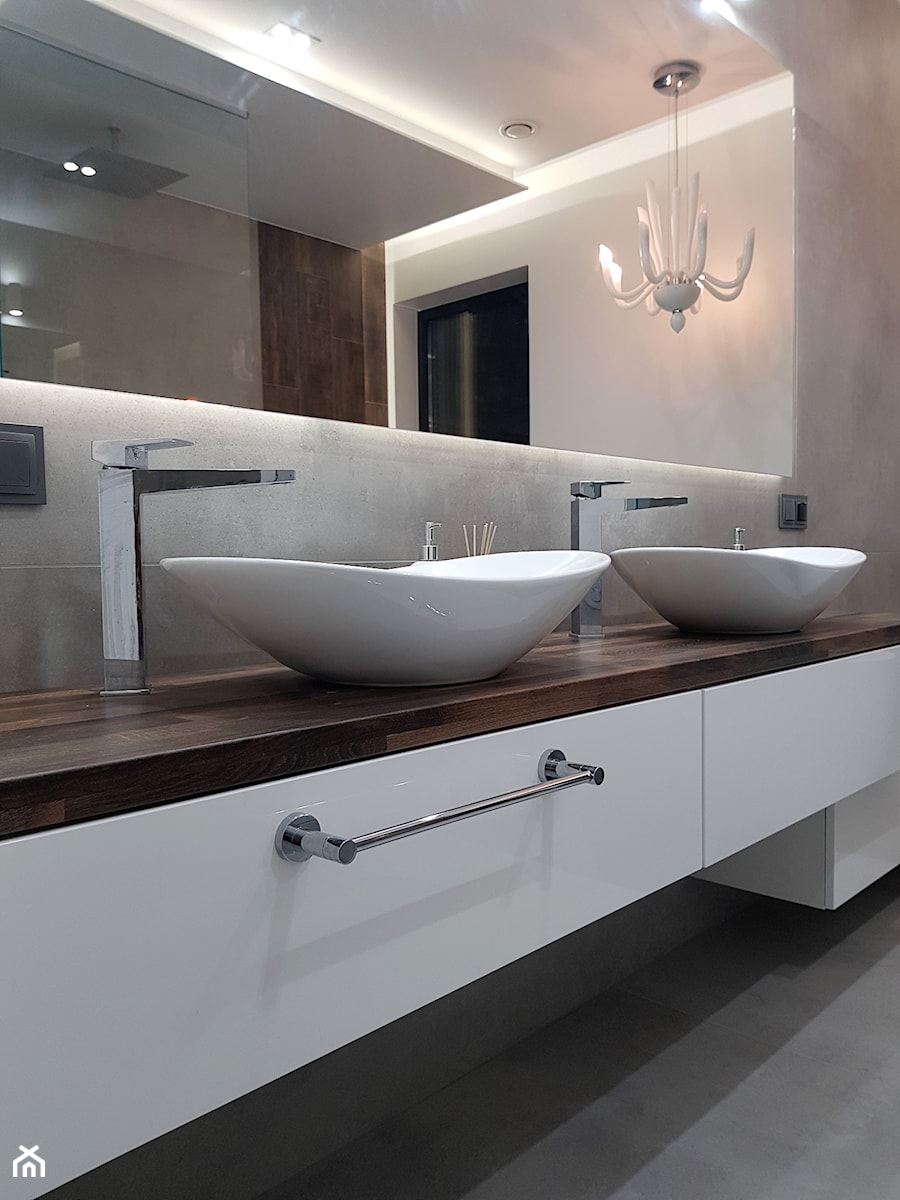 Meble łazienkowe - Średnia bez okna z lustrem z dwoma umywalkami łazienka - zdjęcie od Projekt-Kuchnie