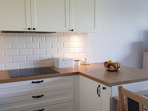 KUCHNIA - Mała zamknięta z salonem biała z zabudowaną lodówką kuchnia w kształcie litery l - zdjęcie od Projekt-Kuchnie