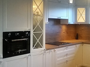 KUCHNIA ANGIELSKA - Średnia zamknięta z zabudowaną lodówką kuchnia w kształcie litery l - zdjęcie od Projekt-Kuchnie