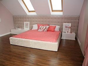 Średnia biała szara sypialnia na poddaszu, styl glamour - zdjęcie od Meble Na Wymiar Perfetta
