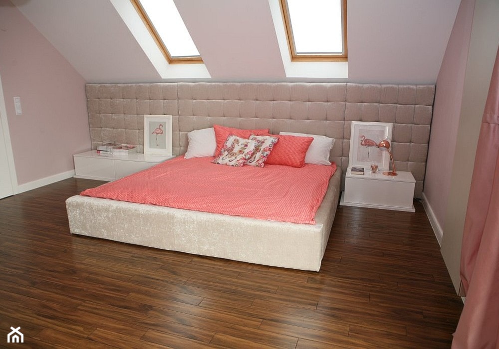 Średnia biała szara sypialnia na poddaszu, styl glamour - zdjęcie od Meble Na Wymiar Perfetta - Homebook