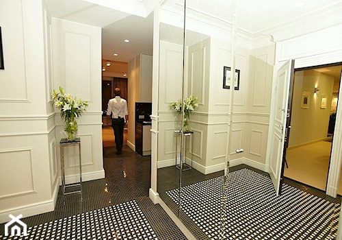 Realizacja indywidualna – mieszkanie prywatne - Średni biały hol / przedpokój, styl glamour - zdjęcie od Meble Na Wymiar Perfetta