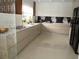 Średnia zamknięta z kamiennym blatem beżowa biała z zabudowaną lodówką kuchnia w kształcie litery u, styl glamour - zdjęcie od Meble Na Wymiar Perfetta