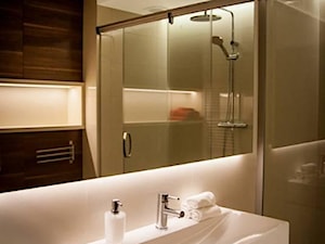Pomysł na aranżację ściany z umywalką w niewielkiej łazience - zdjęcie od jms STUDIO s.c.