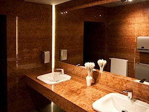 Ściany kamienne w hotelowej łazience trawertyn Giallo Persiano - zdjęcie od jms STUDIO s.c.