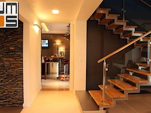 Nowoczesne mieszkanie - nowoczesne schody oraz kuchnia - zdjęcie od jms STUDIO s.c.