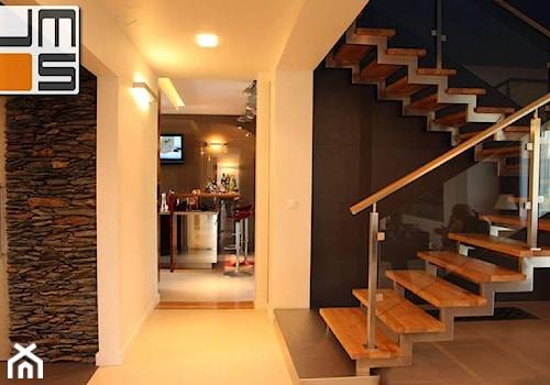 Nowoczesne mieszkanie - nowoczesne schody oraz kuchnia - zdjęcie od jms STUDIO s.c.