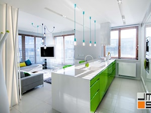 Pomysł na wyspę kuchenną z kolorowymi frontami szafek Kolorowe szafki w kuchni - zdjęcie od jms STUDIO s.c.