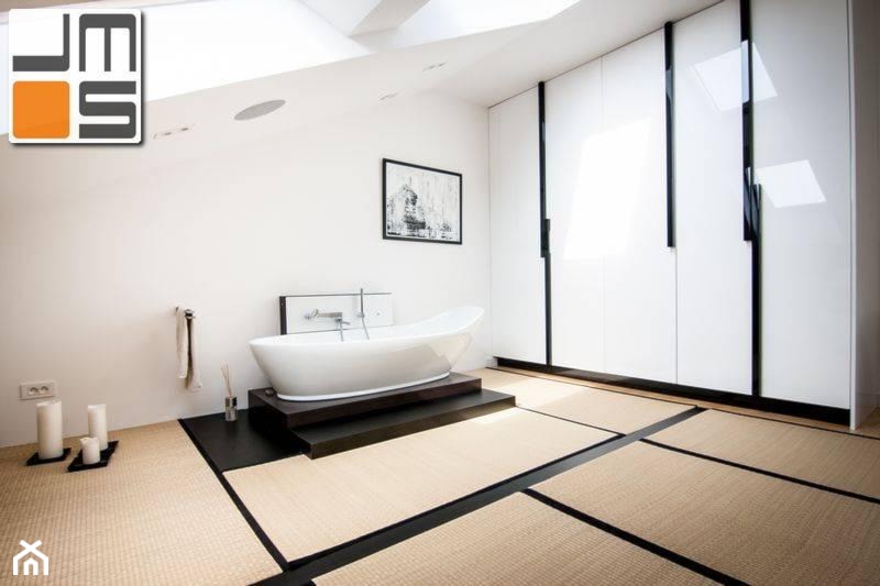 Aranżacja wnętrz salonu kąpielowego podłoga z mat bambusowych - zdjęcie od jms STUDIO s.c.