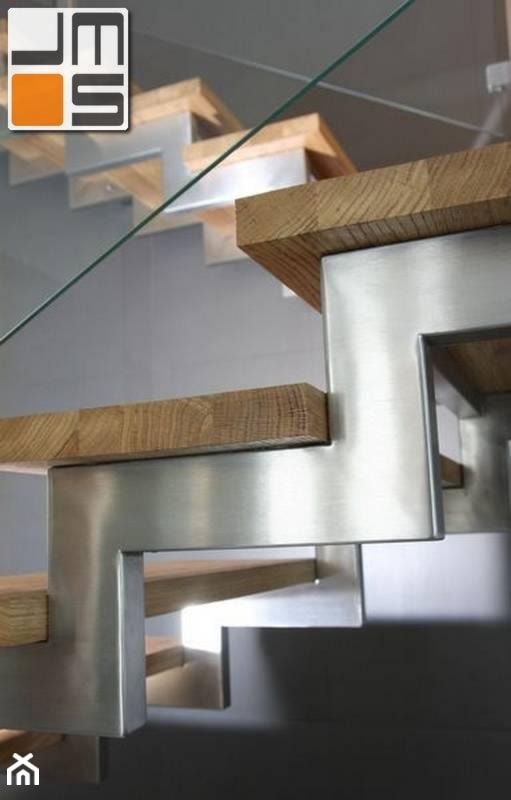 Detal konstrukcyjny nowoczesnych schodów w domu jednorodzinnym - zdjęcie od jms STUDIO s.c.