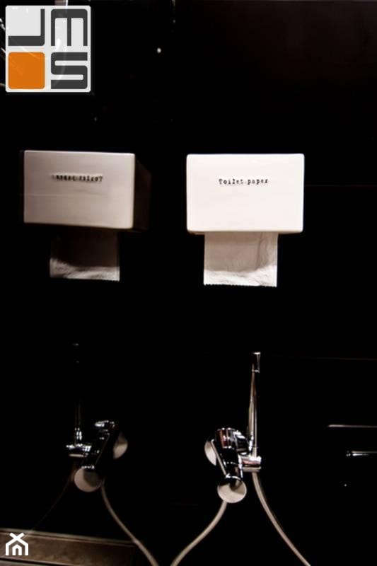 Pomysł na ciekawe akcesoria łazienkowe nowoczesny uchwyt na papier toaletowy - zdjęcie od jms STUDIO s.c.