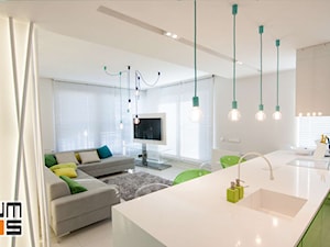 Realizacja ekskluzywnego nowoczesnego apartamentu w Krakowie - Średni biały salon z kuchnią z jadalnią, styl nowoczesny - zdjęcie od jms STUDIO s.c.