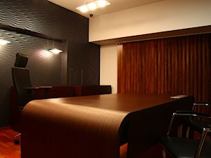 Projekt aranżacji wnętrz salonu samochodowego - Średnie z zabudowanym biurkiem białe biuro - zdjęcie od jms STUDIO s.c.
