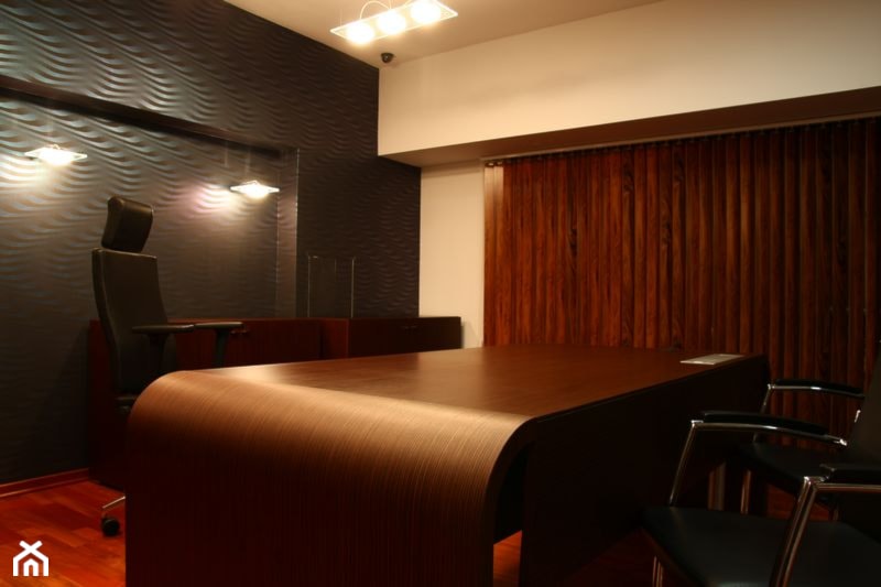 Projekt aranżacji wnętrz salonu samochodowego - Średnie z zabudowanym biurkiem białe biuro - zdjęcie od jms STUDIO s.c. - Homebook