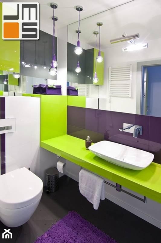 Mała łazienka aranżacja łazienki z dużymi lustrami - zdjęcie od jms STUDIO s.c. - Homebook