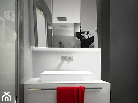 Aranżacje wnętrz - Łazienka: Oryginalny projekt lustra w niewielkiej łazience - jms STUDIO s.c.. Przeglądaj, dodawaj i zapisuj najlepsze zdjęcia, pomysły i inspiracje designerskie. W bazie mamy już prawie milion fotografii!