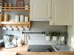 Mała kuchnia w bloku - Mała biała szara z podblatowym zlewozmywakiem kuchnia w kształcie litery l, styl rustykalny - zdjęcie od commisura
