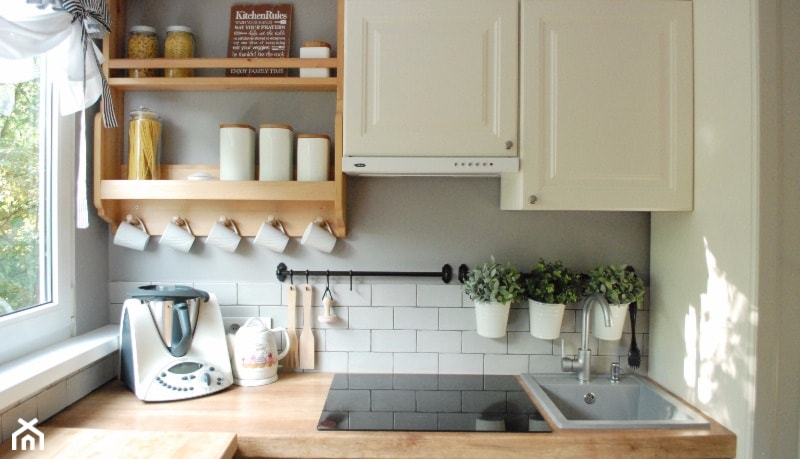 Mała kuchnia w bloku - Mała biała szara z podblatowym zlewozmywakiem kuchnia w kształcie litery l, styl rustykalny - zdjęcie od commisura