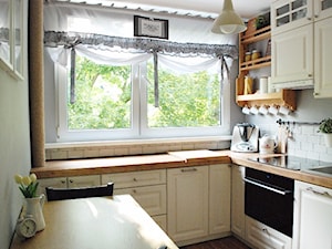 Mała kuchnia w bloku - Mała biała szara z zabudowaną lodówką z podblatowym zlewozmywakiem kuchnia w ... - zdjęcie od commisura