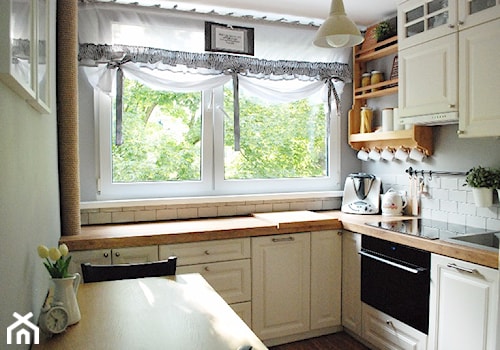 Mała kuchnia w bloku - Mała zamknięta biała szara z zabudowaną lodówką z podblatowym zlewozmywakiem ... - zdjęcie od commisura