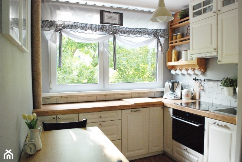Mała kuchnia w bloku - Mała zamknięta biała szara z zabudowaną lodówką z podblatowym zlewozmywakiem kuchnia w kształcie litery l, styl rustykalny - zdjęcie od commisura - Homebook