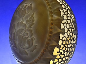 Piwonie i falbanki - rzeźba na strusim jaju - egg art - zdjęcie od Ażurowe pisanki rzeźbione - Egg art