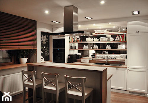 Biała klasyczna kuchnia - Średnia otwarta z salonem z zabudowaną lodówką kuchnia jednorzędowa z wyspą lub półwyspem z oknem, styl tradycyjny - zdjęcie od SOFISTO Pracownia Projektowa
