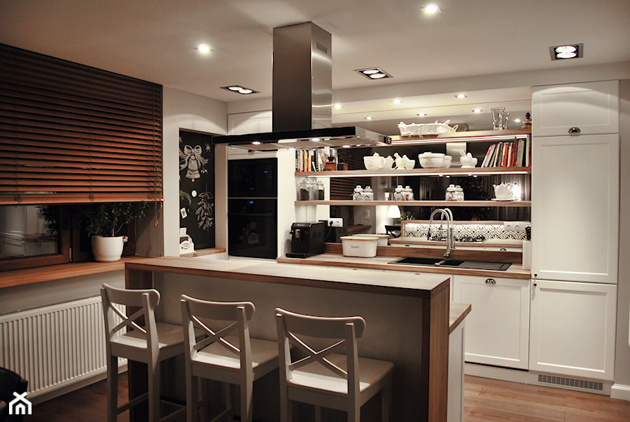 Biała klasyczna kuchnia - Średnia otwarta z salonem z zabudowaną lodówką kuchnia jednorzędowa z wyspą lub półwyspem z oknem, styl tradycyjny - zdjęcie od SOFISTO Pracownia Projektowa