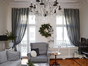 Salon, czyli miejsce towarzyskich spotkań - Mały biały salon z tarasem / balkonem - zdjęcie od Decolatorium