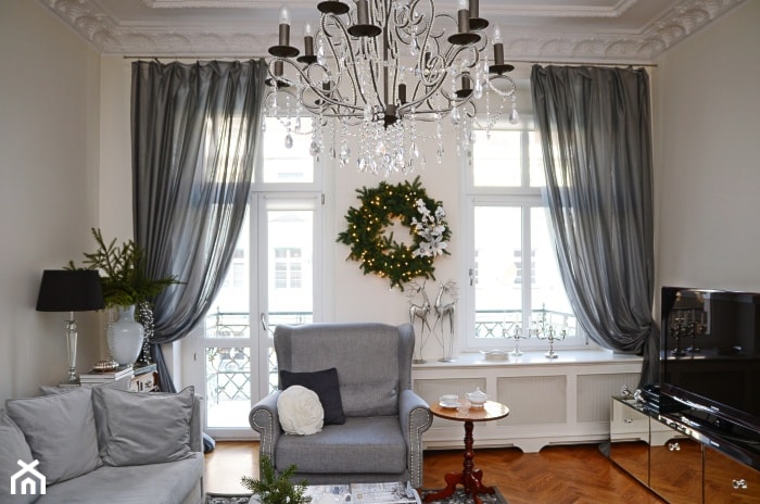 Salon, czyli miejsce towarzyskich spotkań - Mały biały salon z tarasem / balkonem - zdjęcie od Decolatorium