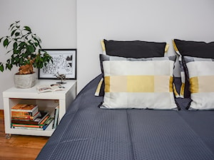 Mały Loft z duszą. - Średnia biała sypialnia, styl nowoczesny - zdjęcie od Decolatorium