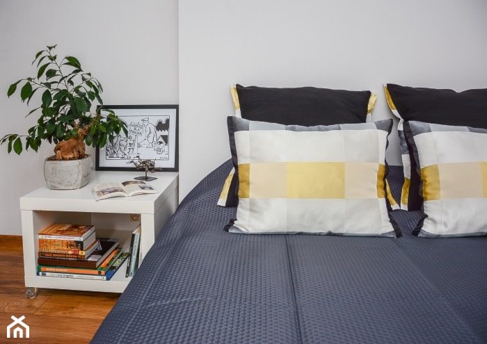 Mały Loft z duszą. - Średnia biała sypialnia, styl nowoczesny - zdjęcie od Decolatorium