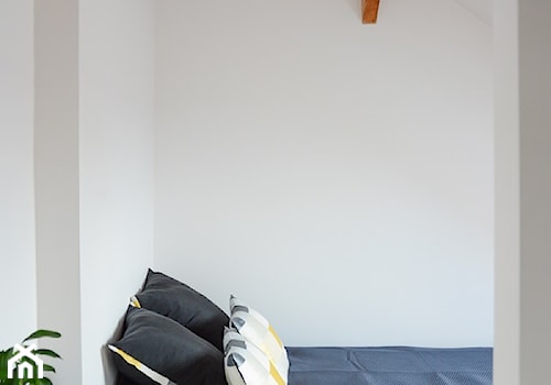 Mały Loft z duszą. - Średnia biała sypialnia na poddaszu, styl nowoczesny - zdjęcie od Decolatorium