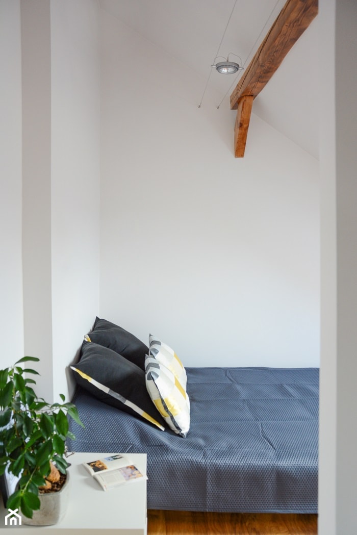 Mały Loft z duszą. - Średnia biała sypialnia na poddaszu, styl nowoczesny - zdjęcie od Decolatorium