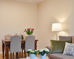 Mieszkanie 50 m2 w starej kamienicy - Mały beżowy salon z jadalnią, styl tradycyjny - zdjęcie od Decolatorium - Homebook