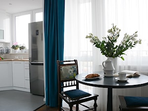 Metamorfoza Kawalerki - Mała biała jadalnia w salonie, styl nowoczesny - zdjęcie od Decolatorium