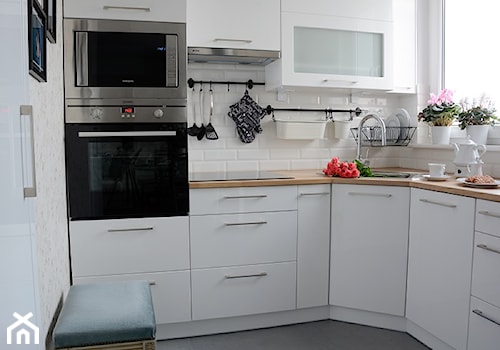 Metamorfoza Kawalerki - Mała zamknięta biała z zabudowaną lodówką kuchnia w kształcie litery l, styl nowoczesny - zdjęcie od Decolatorium