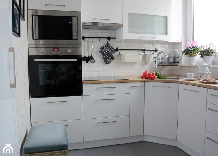 Metamorfoza Kawalerki - Mała zamknięta biała z zabudowaną lodówką kuchnia w kształcie litery l, styl nowoczesny - zdjęcie od Decolatorium