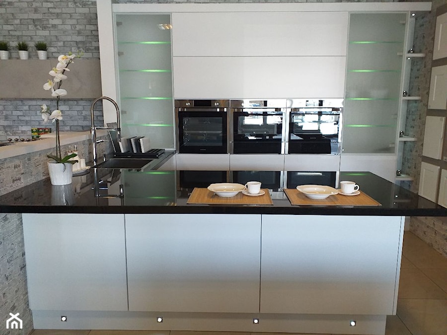 Duża kuchnia z podświetlanymi szklanymi półkami - zdjęcie od Elen Meble