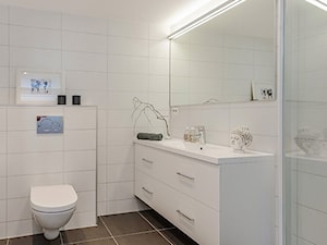 Biała łazienka z dużym podświetlanym lustrem - zdjęcie od Elen Meble