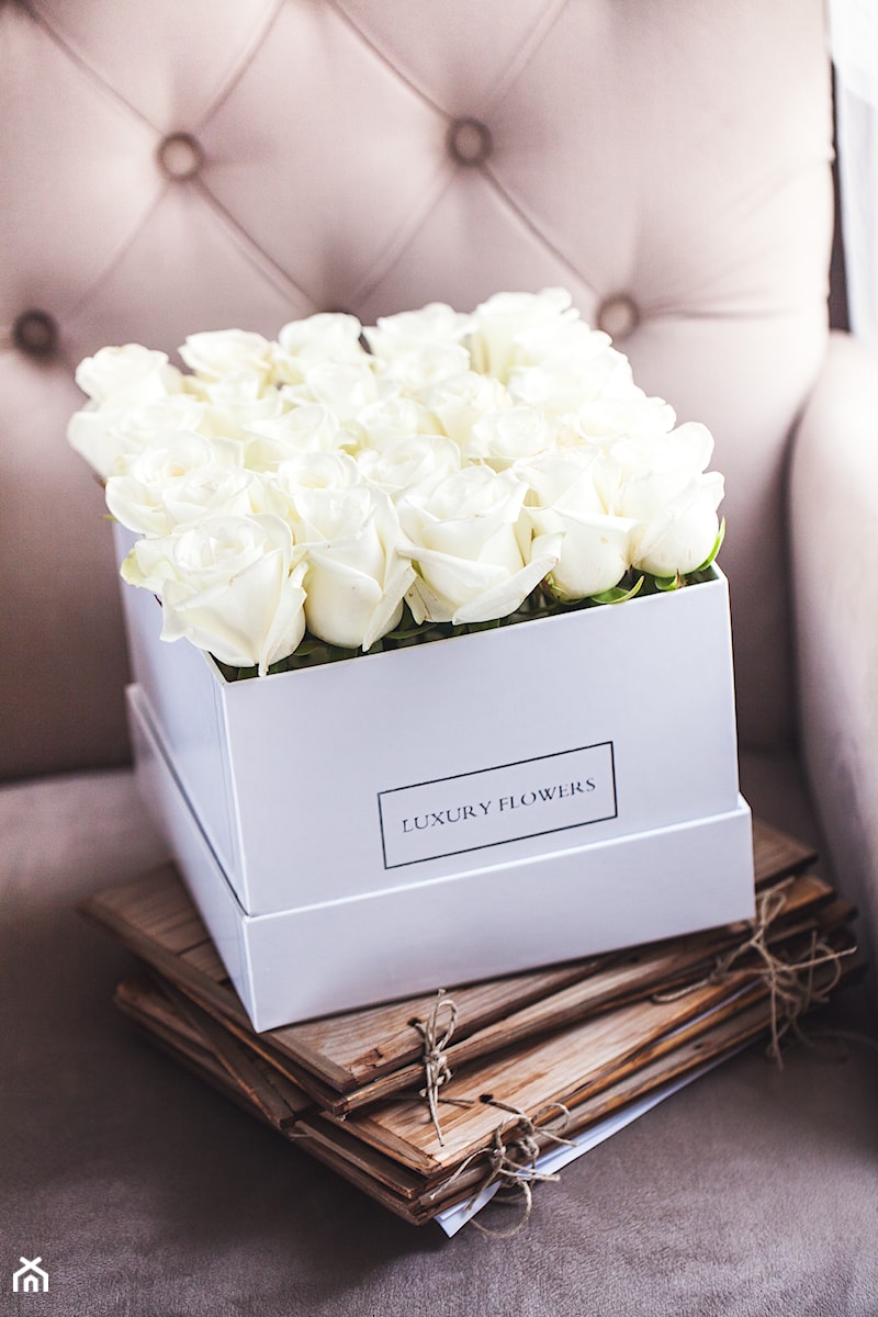 White big box - zdjęcie od Luxury-Flowers