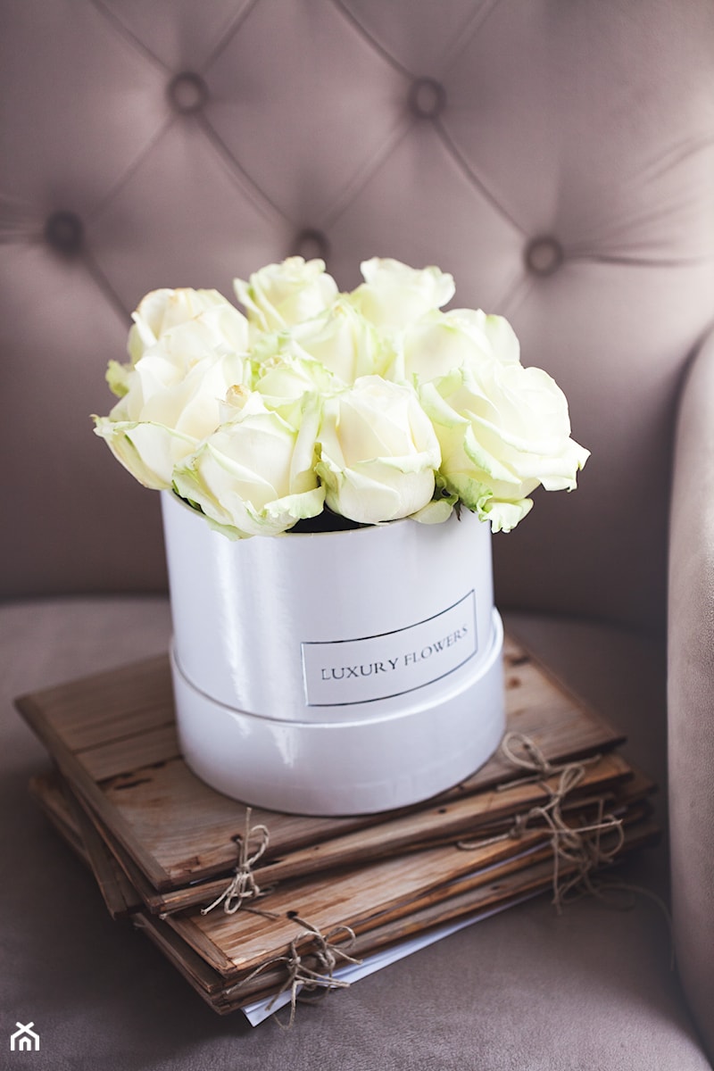 Round white box - zdjęcie od Luxury-Flowers