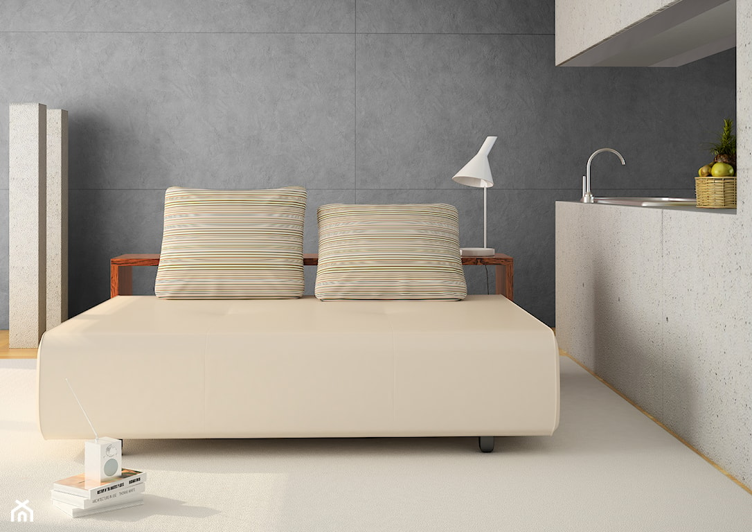 minimalistyczny salon z beżową kanapą i betonem na ścianie 
