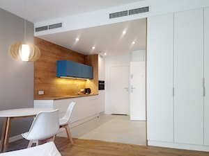 OVO WROCŁAW - Apartament Niebieski - Mała z salonem beżowa biała z zabudowaną lodówką z podblatowym zlewozmywakiem kuchnia jednorzędowa, styl nowoczesny - zdjęcie od ROOM STUDIO
