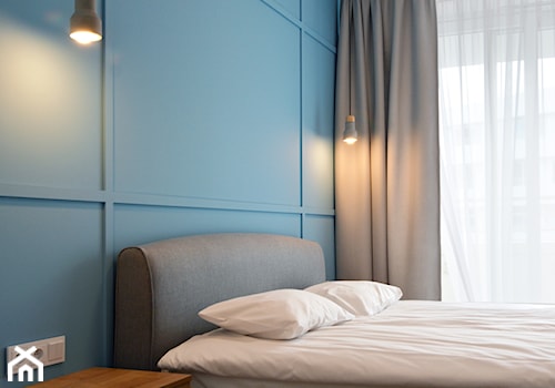 OVO WROCŁAW - Apartament Niebieski - Mała biała niebieska sypialnia, styl nowoczesny - zdjęcie od ROOM STUDIO
