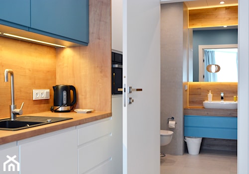 OVO WROCŁAW - Apartament Niebieski - Średnia biała z zabudowaną lodówką z podblatowym zlewozmywakiem kuchnia jednorzędowa, styl nowoczesny - zdjęcie od ROOM STUDIO