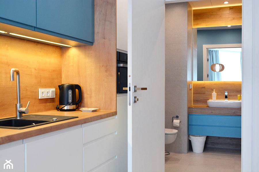 OVO WROCŁAW - Apartament Niebieski - Średnia biała z zabudowaną lodówką z podblatowym zlewozmywakiem kuchnia jednorzędowa, styl nowoczesny - zdjęcie od ROOM STUDIO