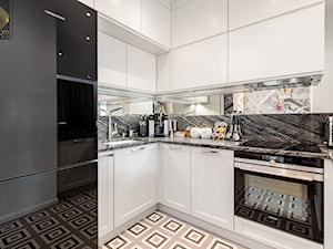 Wnętrze dla miłośników sztuki współczesnej - Mała otwarta z salonem biała czarna szara z zabudowaną lodówką z lodówką wolnostojącą z podblatowym zlewozmywakiem kuchnia w kształcie litery u, styl nowoczesny - zdjęcie od ROOM STUDIO