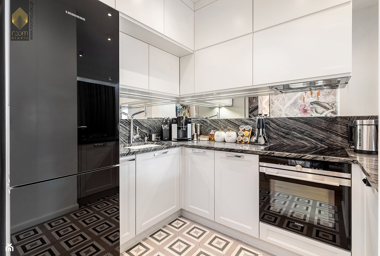 Wnętrze dla miłośników sztuki współczesnej - Mała otwarta z salonem biała czarna szara z zabudowaną lodówką z lodówką wolnostojącą z podblatowym zlewozmywakiem kuchnia w kształcie litery u, styl nowoczesny - zdjęcie od ROOM STUDIO - Homebook
